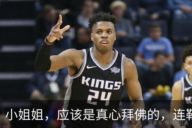 小姐姐，应该是真心拜佛的，连鞋子都不穿！